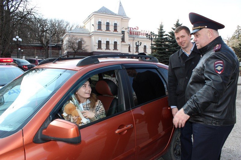 В Железноводске полицейские провели мероприятие «Цветы для автоледи»